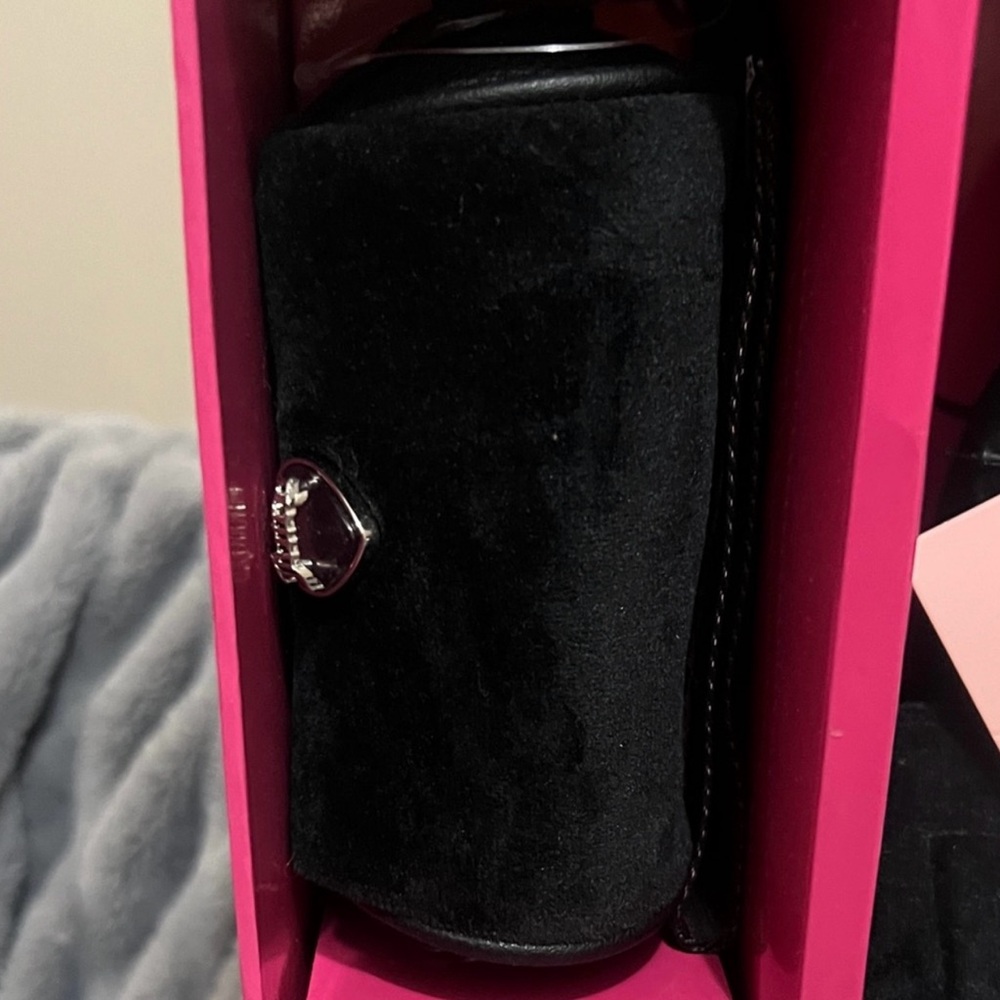 Juicy Couture Big Spender 3-Piece
Gift Box Set in velvet "Liquorice" colorway. - Picture 3 of 6
